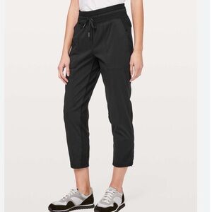 Dance Studio Mid-Rise Cropped Pant